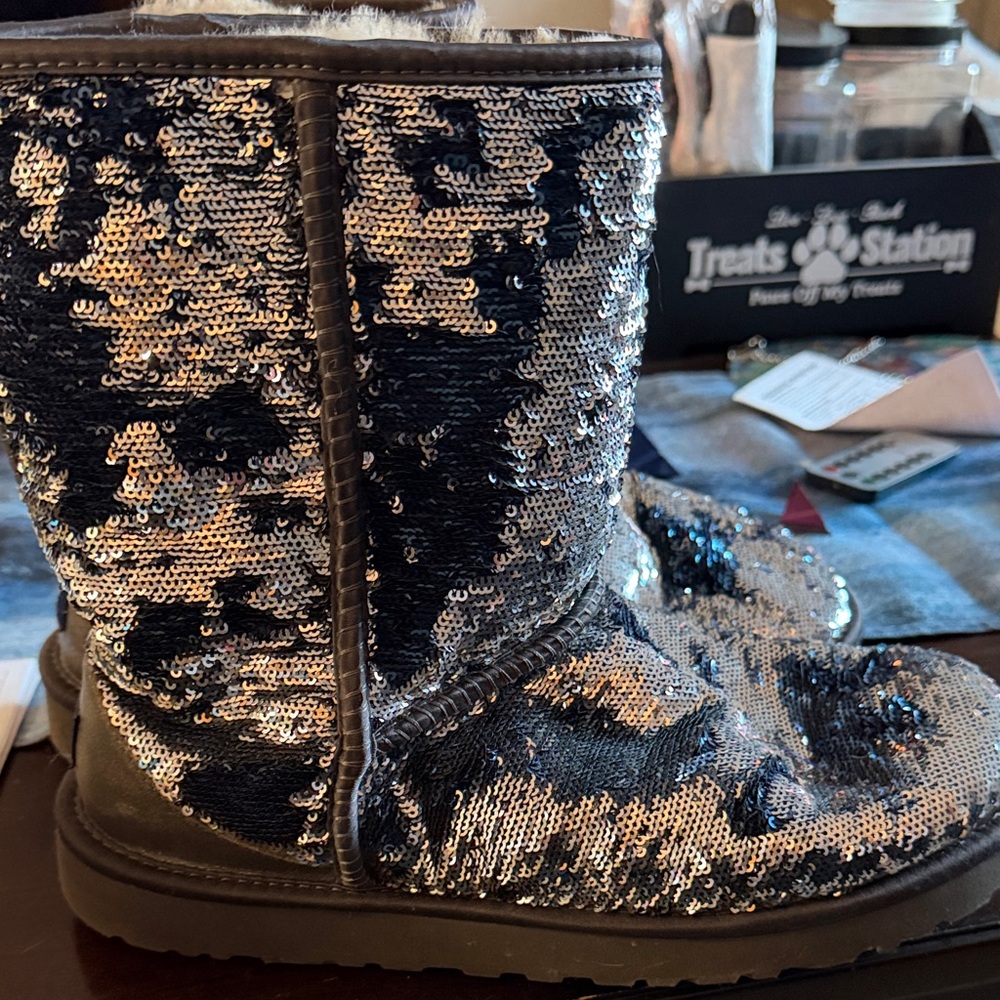 UGGS - Navy/Silver Sequins Sz 10